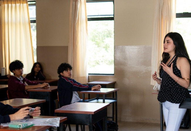 Clase presencial en una unidad educativa de Cochabamba