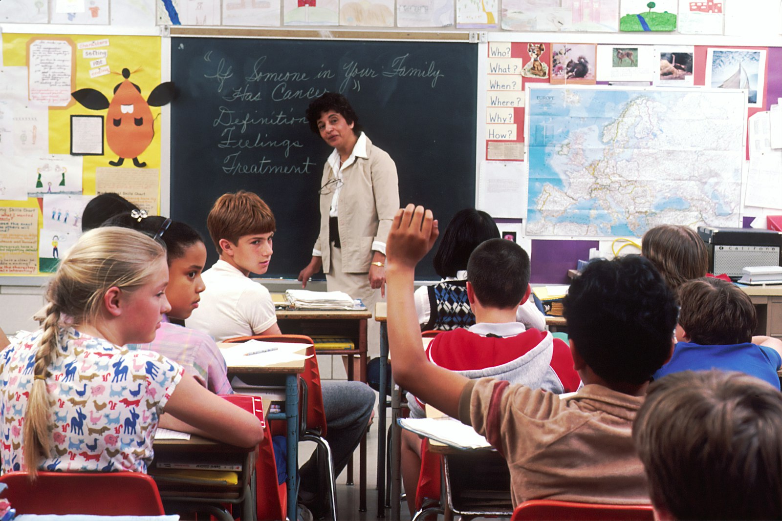 Docente y estudiantes en plataforma educativa A+